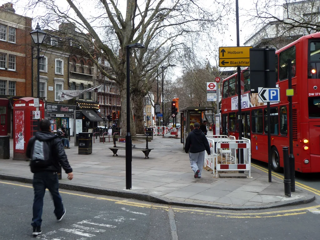Exmouth Market ile Rosebery Avenue arasındaki üçgen alan. Clerkenwell'in Pluto lambası 1899'da burada duruyordu