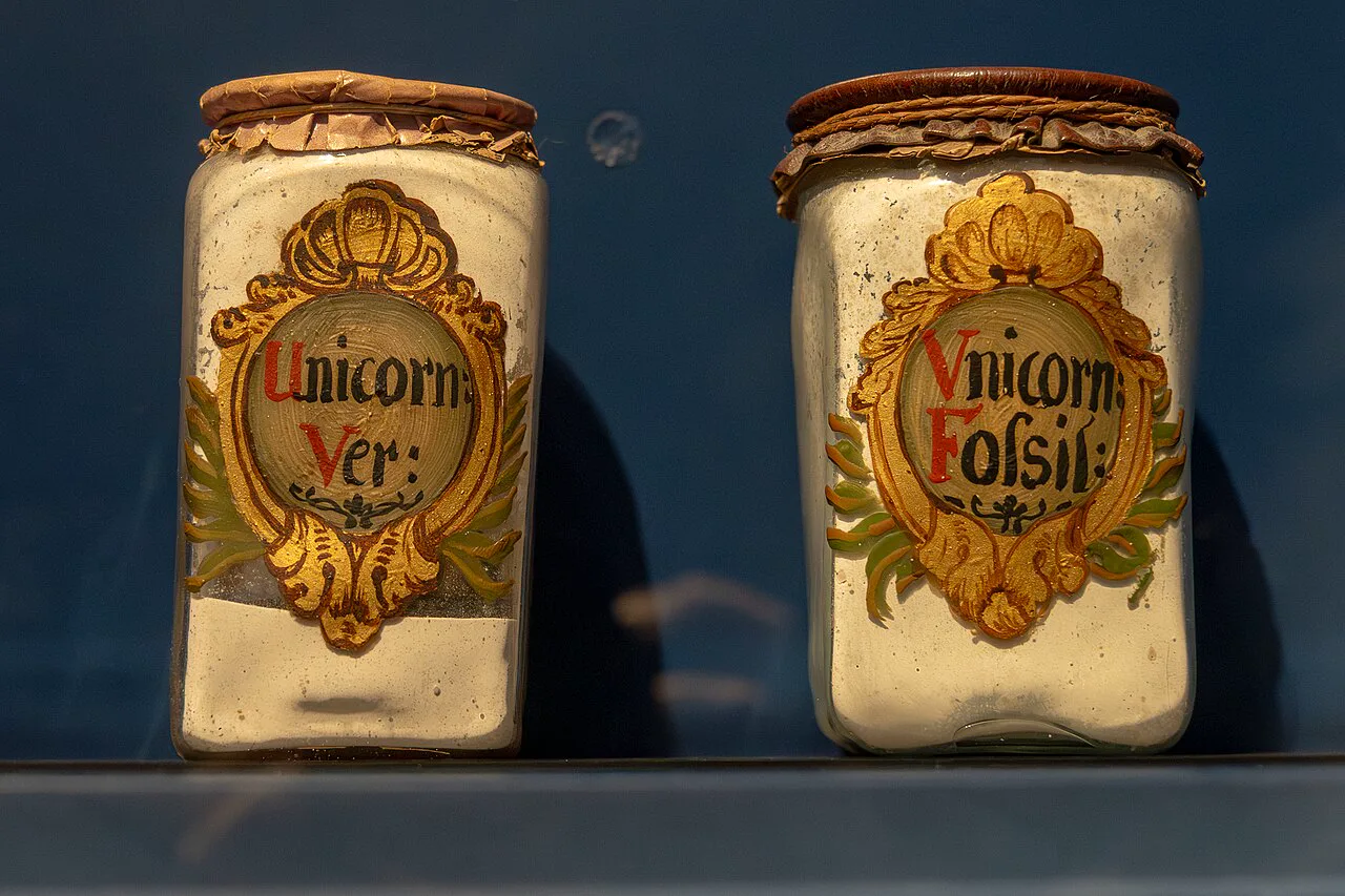 Gerçek tek boynuzlu at ve kazılmış tek boynuzlu at tozu için kullanılan 1740 tarihli iki eczane kavanozu
