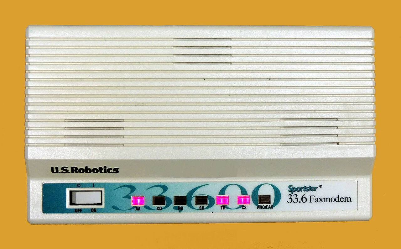 Harici bir U.S. Robotics 33.6K modem: ön paneldeki ışıklar hattın ve veri akışının durumunu gösteriyordu