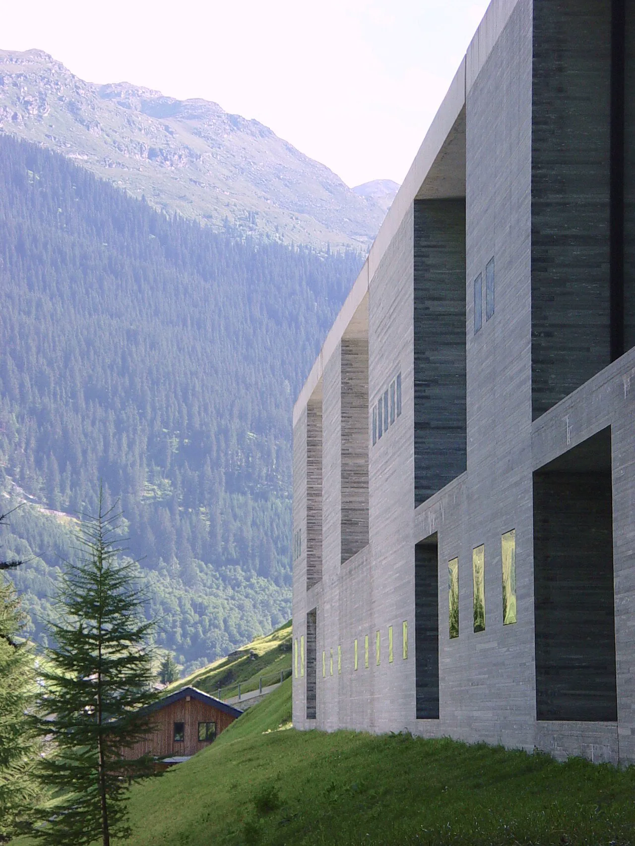 Zumthor'un 1996'da tamamladığı Therme Vals termal hamamı, İsviçre'nin Graubünden kantonunda yerel kuvarsit taşıyla örüldü