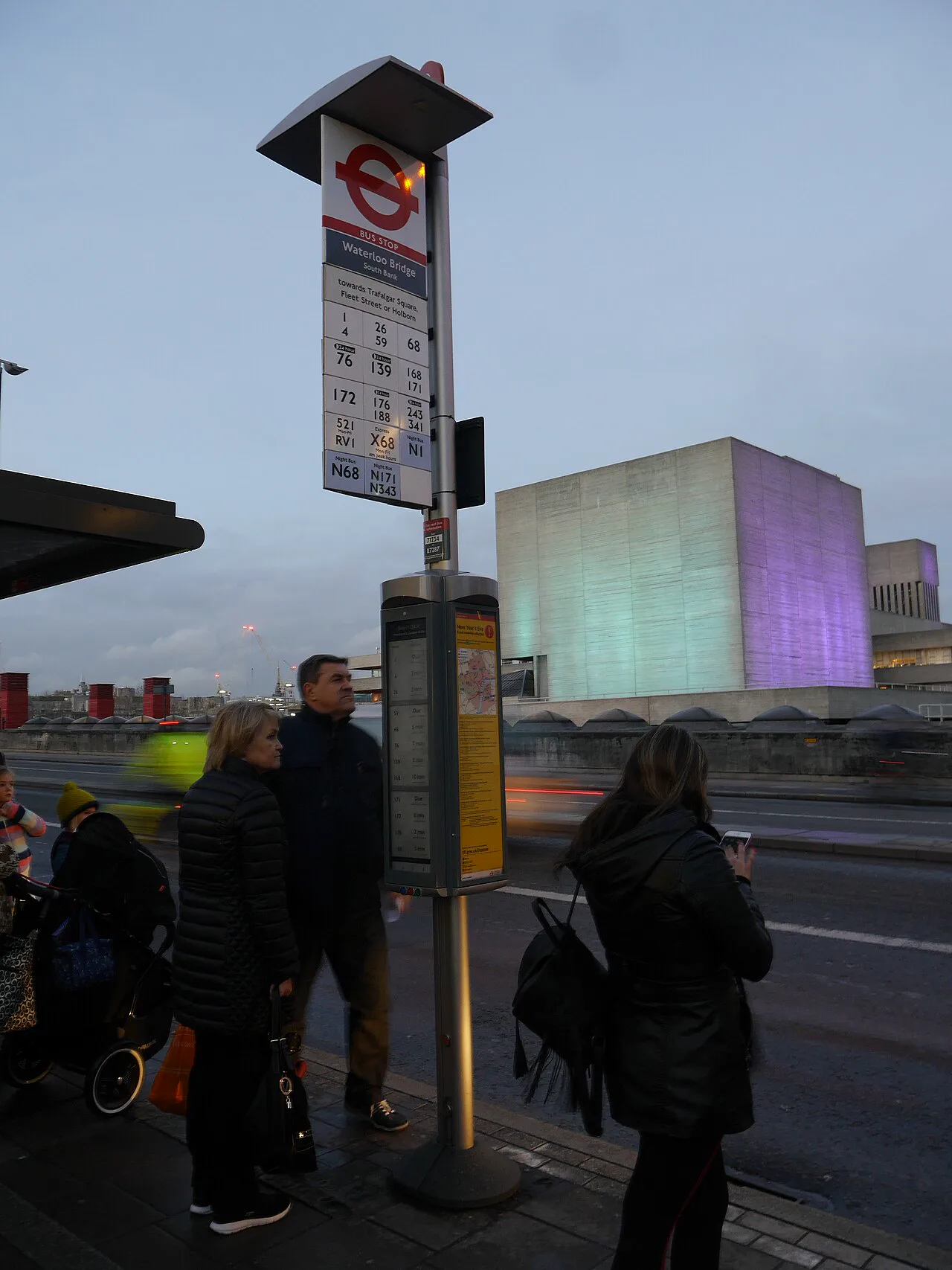 Londra'da Waterloo Köprüsü'ndeki otobüs durağına kurulan e-mürekkep bilgilendirme ekranı