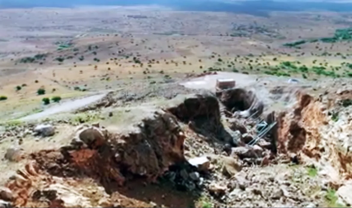 Fas'taki Jebel Irhoud kazı alanı; ilk kazılardan önce burası bir mağaraydı