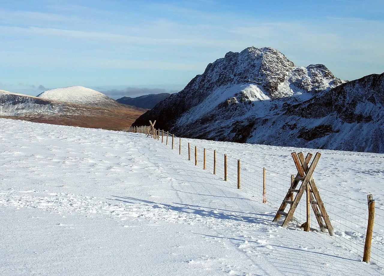 Glyderau sıradağlarının Tryfan zirvesi karla kaplı; 1953 ekibi bu sıradağların yamaçlarında çalıştı