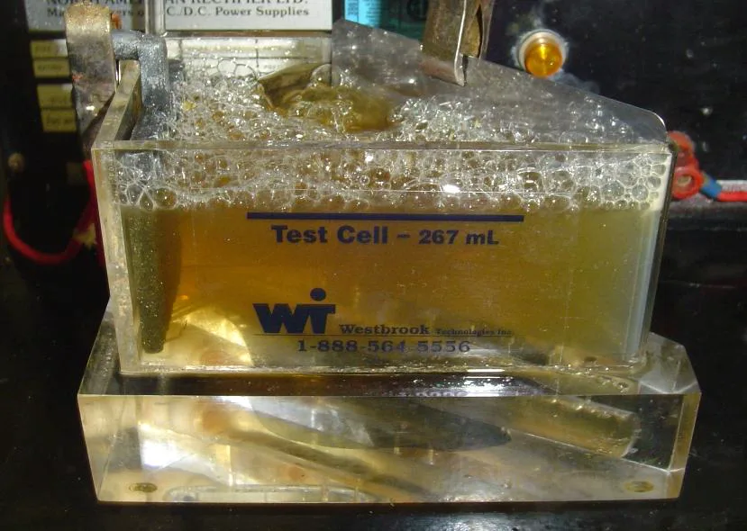 Hull hücresinde test edilen çinko kaplama çözeltisi; tek panel üzerinde akım yoğunluğuna göre değişen yüzey görünümü