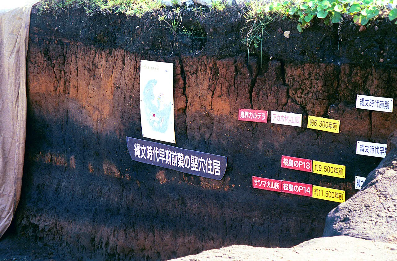 Kagoshima'daki Uenohara Jomon yerleşiminde toprak kesiti: etiketler Kikai kalderasından gelen Akahoya kül katmanını gösteriyor