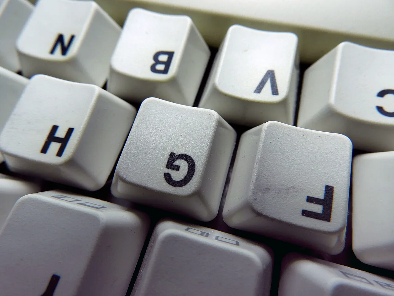 Commodore SX-64 klavyesinin tuş kapakları yakından: harf baskısı ve alt sıradaki tuşların ön yüzündeki grafik işaretler