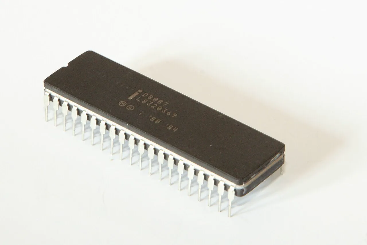 Intel 8087 yardımcı işlemcisi, 8086'nın yanındaki yuvaya takılıyordu