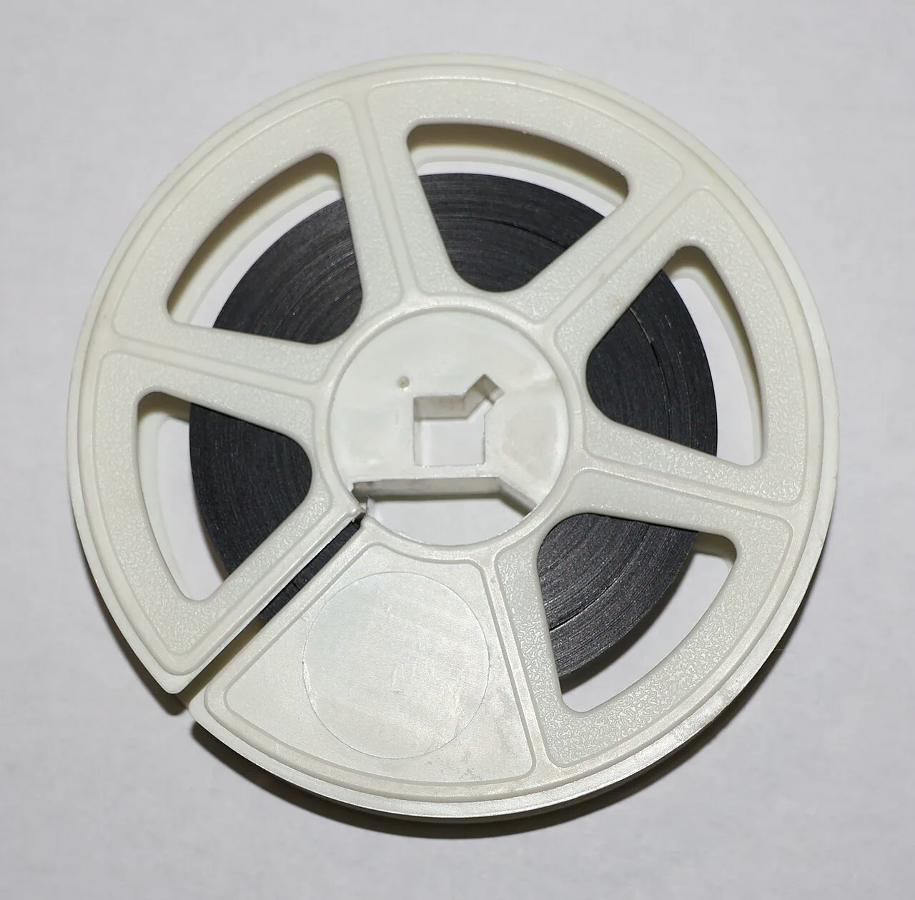 16 mm film makarası; bu formatta çekilen kopyalar silinen video bantlarından daha uzun ömürlü oldu
