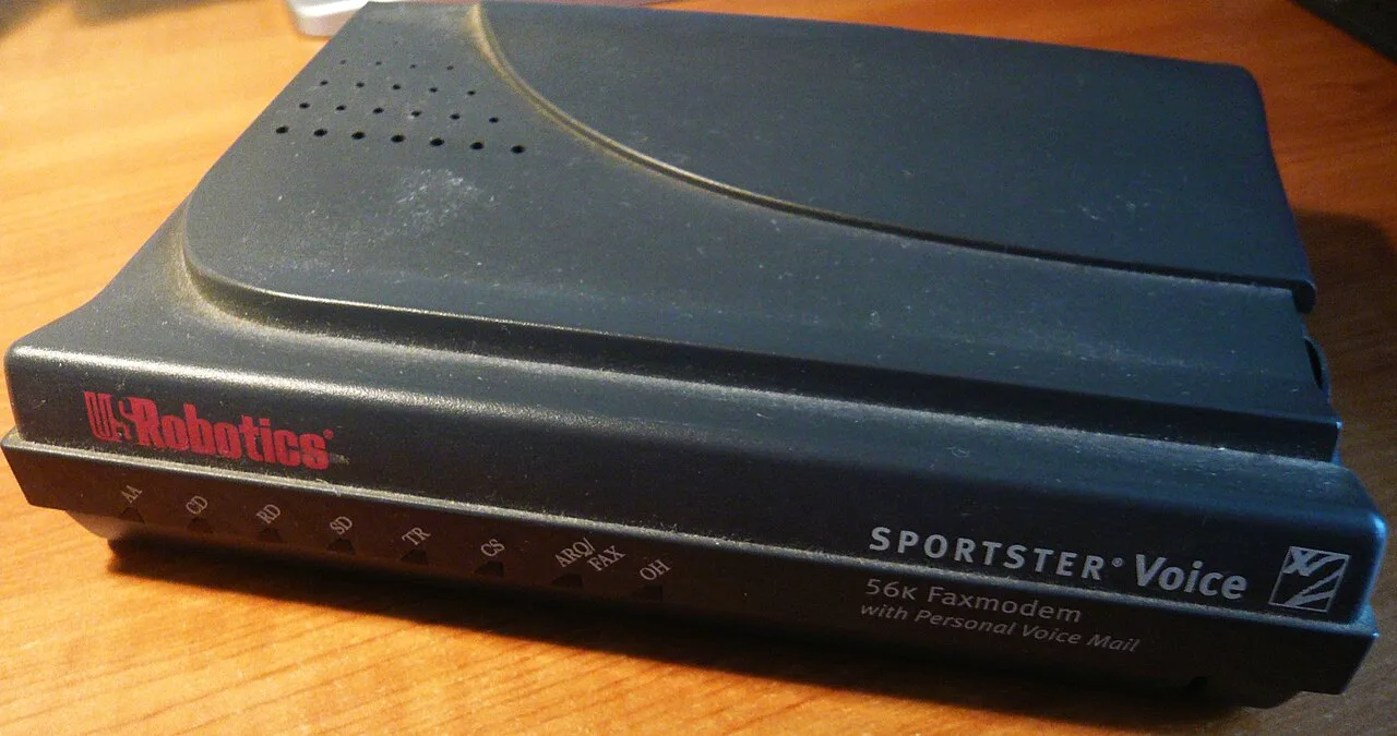 56K modem: SHOUTcast'in yayıldığı yıllarda evlerin büyük kısmı internete bu tür cihazlarla bağlanıyordu