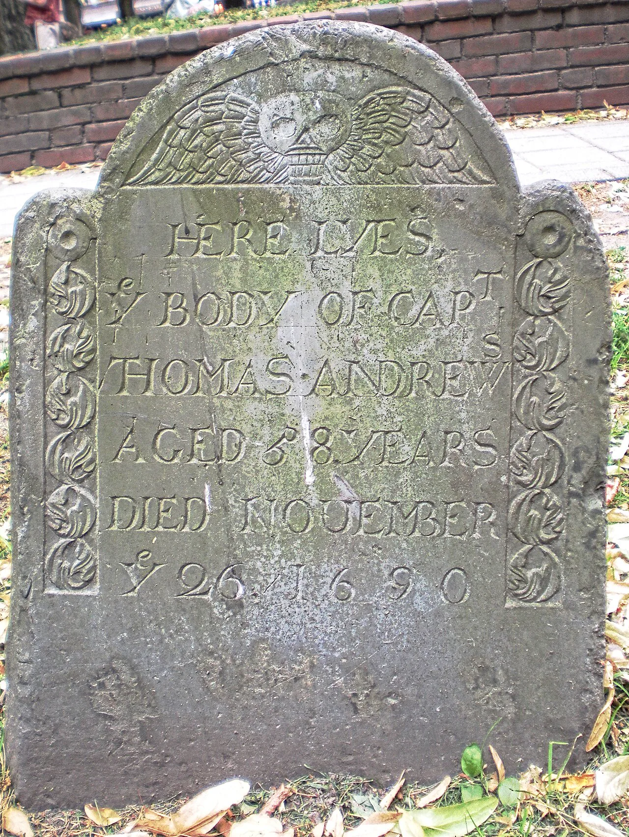 Kaptan Thomas Andrews'ın 1690 tarihli mezar taşı, Boston Granary Burying Ground'da duruyor