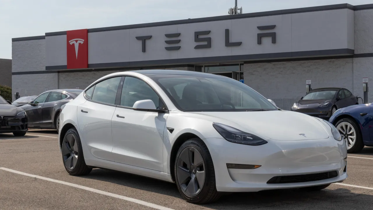 Fransa, Tesla’nın Full Self-Driving Sistemini Gerçek Yol Koşullarında Test Ediyor