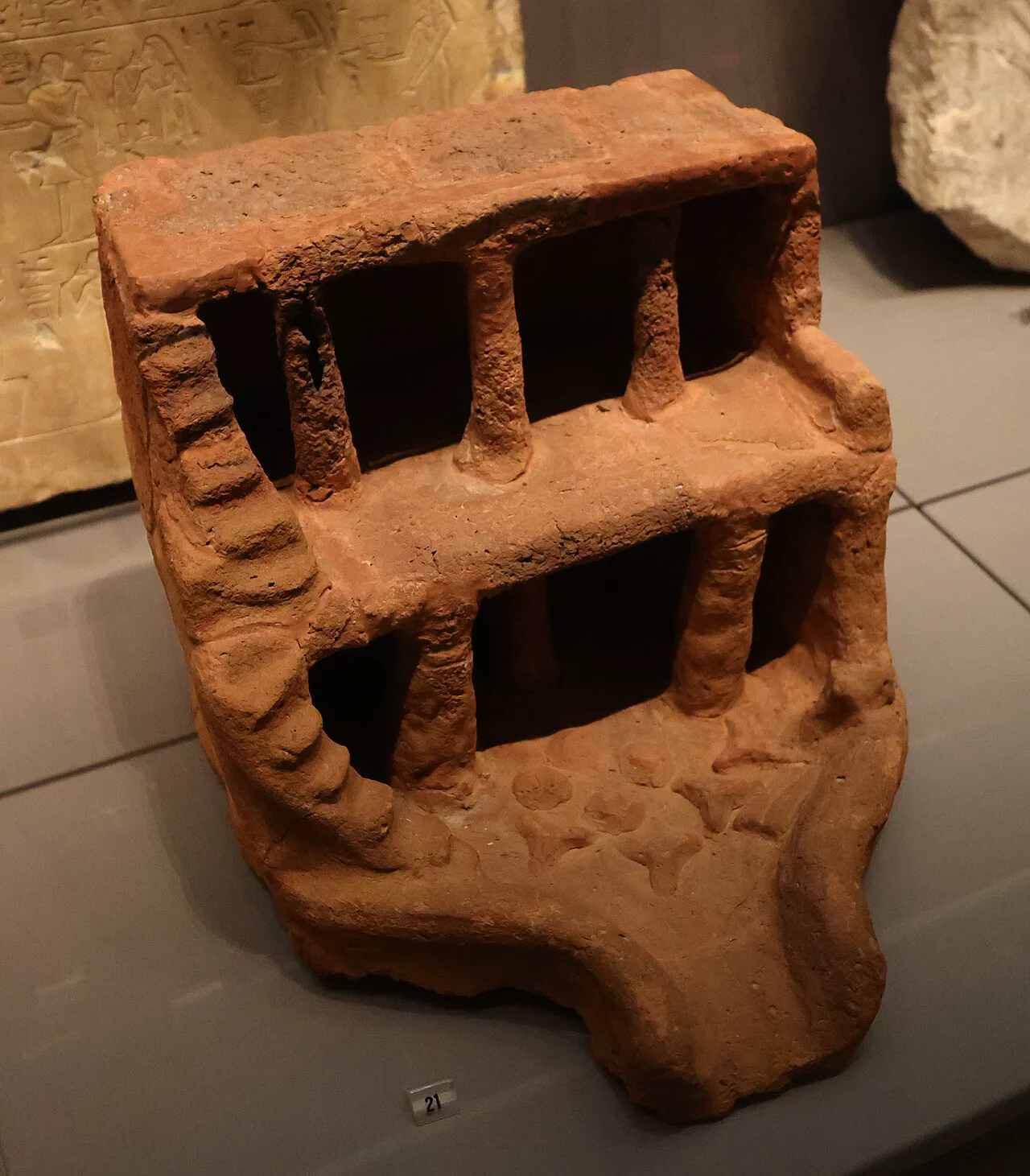Fitzwilliam Museum'da sergilenen pişmiş kilden bir ruh evi maketi