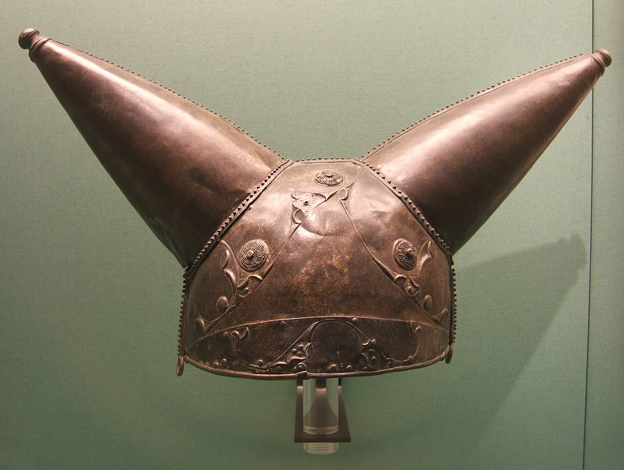 Thames'ten çıkarılan boynuzlu bronz başlık