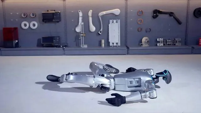 Rusya'da Sergilenen Unitree G1 İnsansı Robot, Kendisine İten Müşteriye Fiziksel Tepki Verdi
