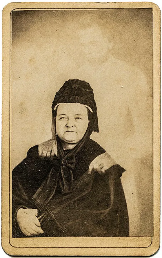 William H. Mumler'in 1870'lerin başına tarihlenen fotoğrafı: Mary Todd Lincoln ve arkasında Abraham Lincoln'ün hayaleti olduğu ileri sürülen figür