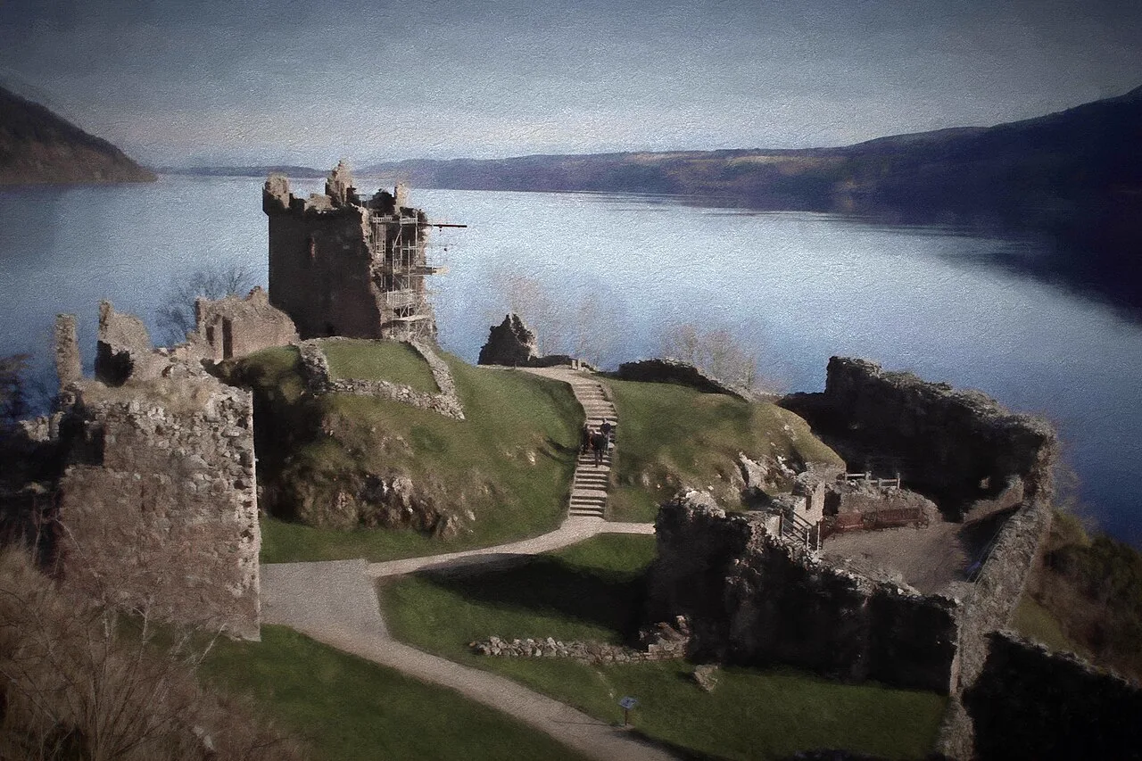 Urquhart Kalesi kalıntıları ve Loch Ness: Nessie fotoğraflarının en çok çekildiği kıyılardan biri