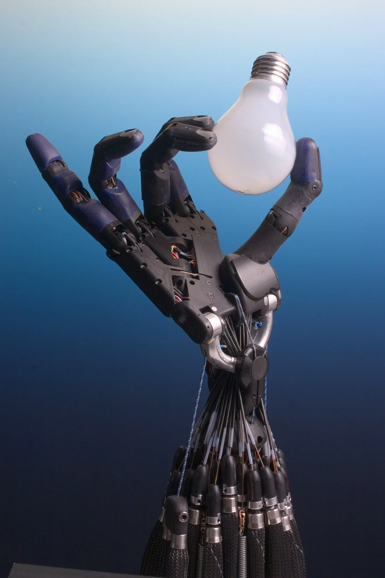 Shadow Robot Company'nin becerikli robot eli bir ampulü tutarken