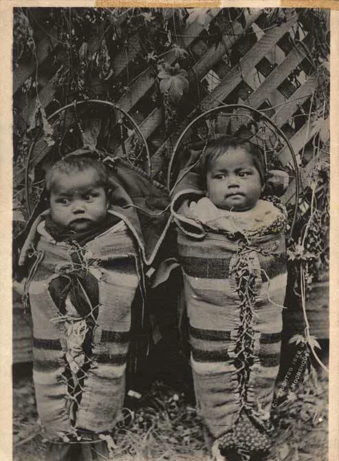 Beşik tahtasına bağlanmış Umatilla bebekleri, yaklaşık 1898