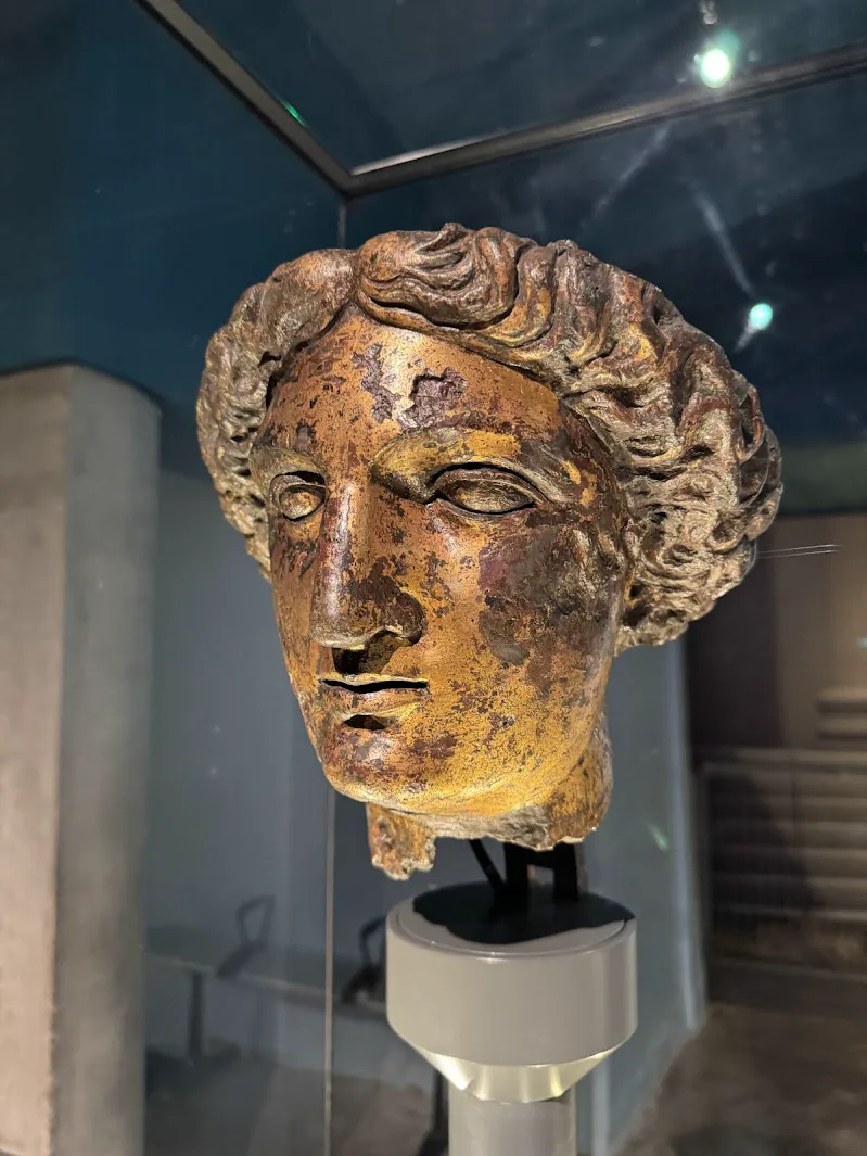 Sulis Minerva'nın tunç başı, Bath'taki Roma Hamamları'nda sergileniyor