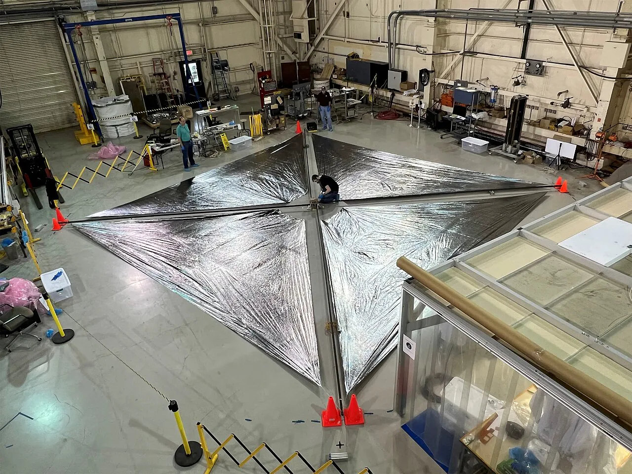NASA'nın ACS3 yelkeni, Langley Araştırma Merkezi'ndeki açılma testinde: her kenarı yaklaşık 9 metre