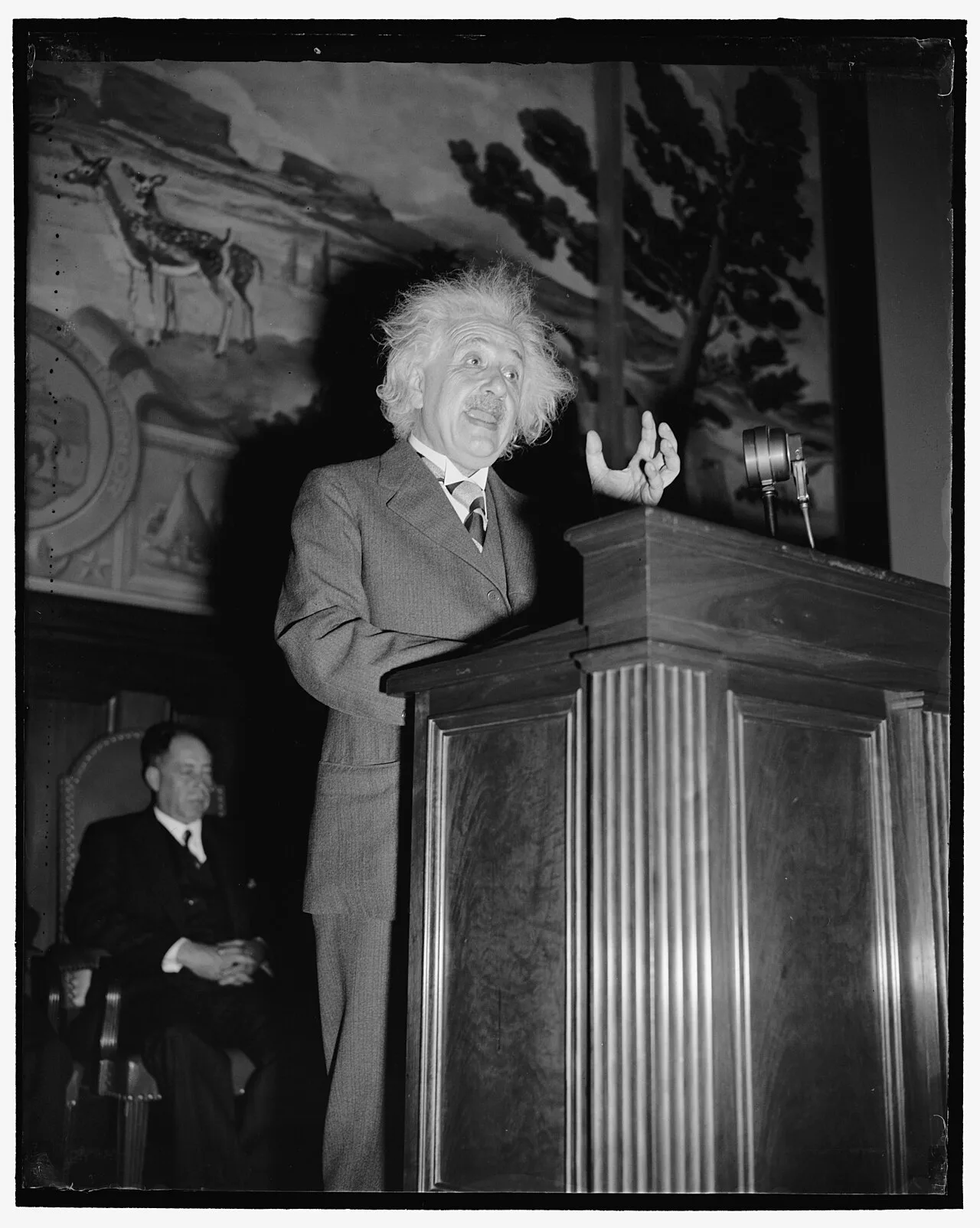 Albert Einstein 1940 yılında konuşma yaparken