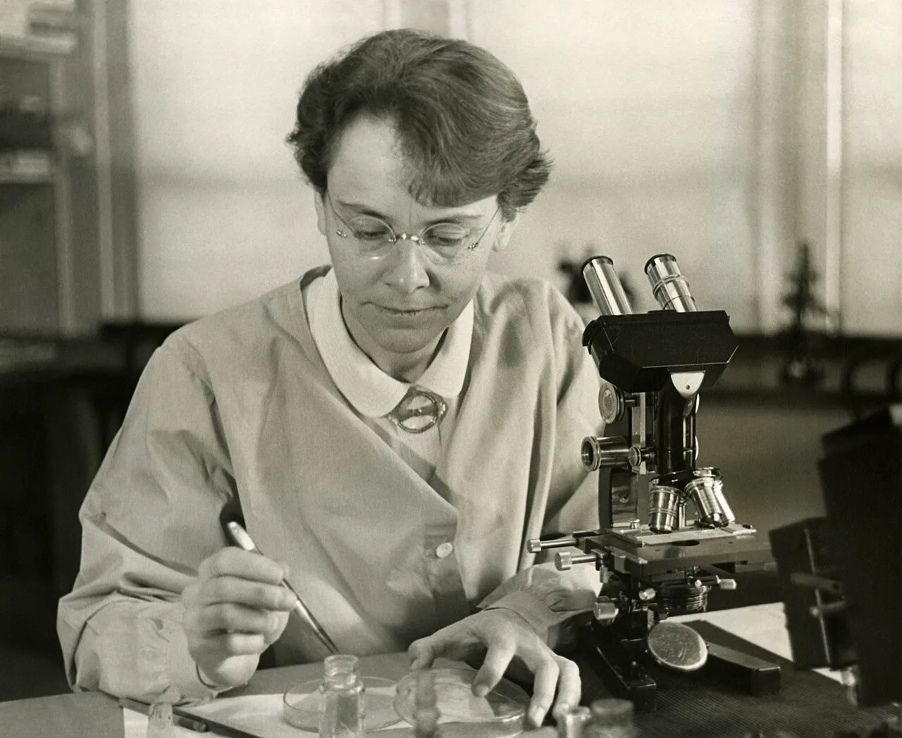 Barbara McClintock 1947'de Cold Spring Harbor'daki laboratuvarında çalışırken