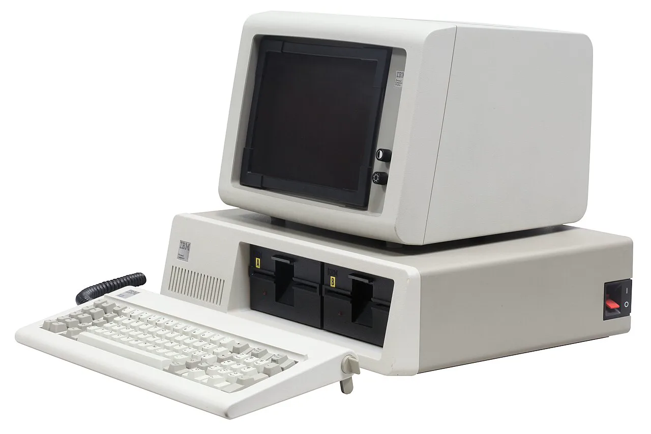 IBM'in 1981'de tanıttığı kişisel bilgisayarı: ROM'unda bir BASIC yorumlayıcısı taşıyordu